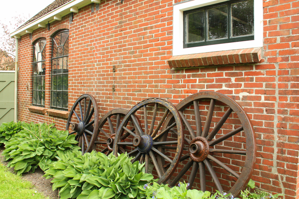 Openluchtmuseum Het Hoogeland met een aantal houten wielen tegen de muur