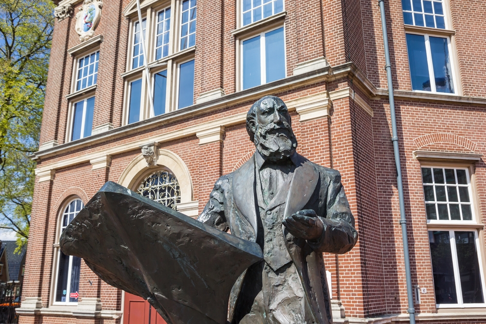 Standbeeld voor het Veenkoloniaal Museum